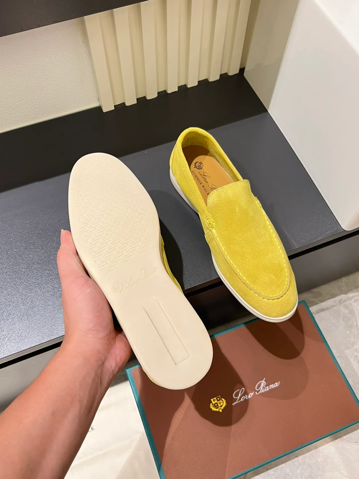Men's shoes 💰p360 "Loro men's shoes 💰pian'*" Classic L men's shoes for couples 💰p Top version British flat loafers, a must-have item in old money style, the minimalist design is eye-catching and durable, a plus point for dressing The soft foot feel and texture are outstanding. They don’t scratch your feet and are very nice. They are matched with soft and waxy soles. They can be worn daily for a long time without getting tired. They are easy to wear, versatile and classic items, with perfect foot feel and texture! Imported cashmere fabric, the lining is made of imported A-grade water-dyed cow lining, the top version of the genuine leather midsole is sewn with pure handmade mark thread! Size: Female 35-40 (34. Customized) Male 38-44 (45.46. Customized)